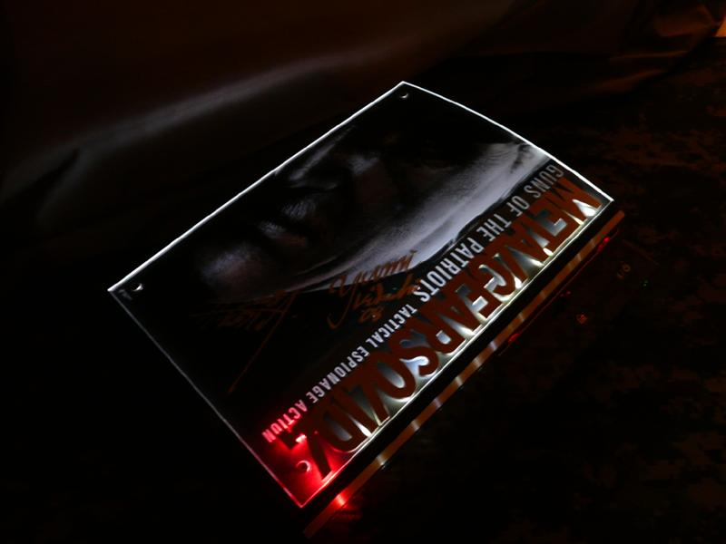 Illustration for article titled Custom Metal Gear Solid 4 PS3 Is Full Of Awesome Substance